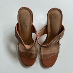 Brown Leather Sandals with Crisscross Straps and Medium Heel